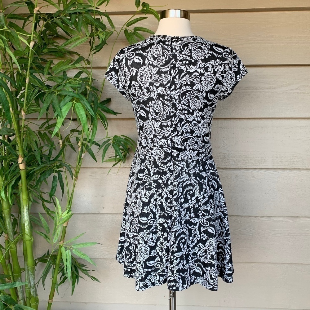 🎉Xhilaration Black & White Paisley Print Dress - Picture 3 of 6